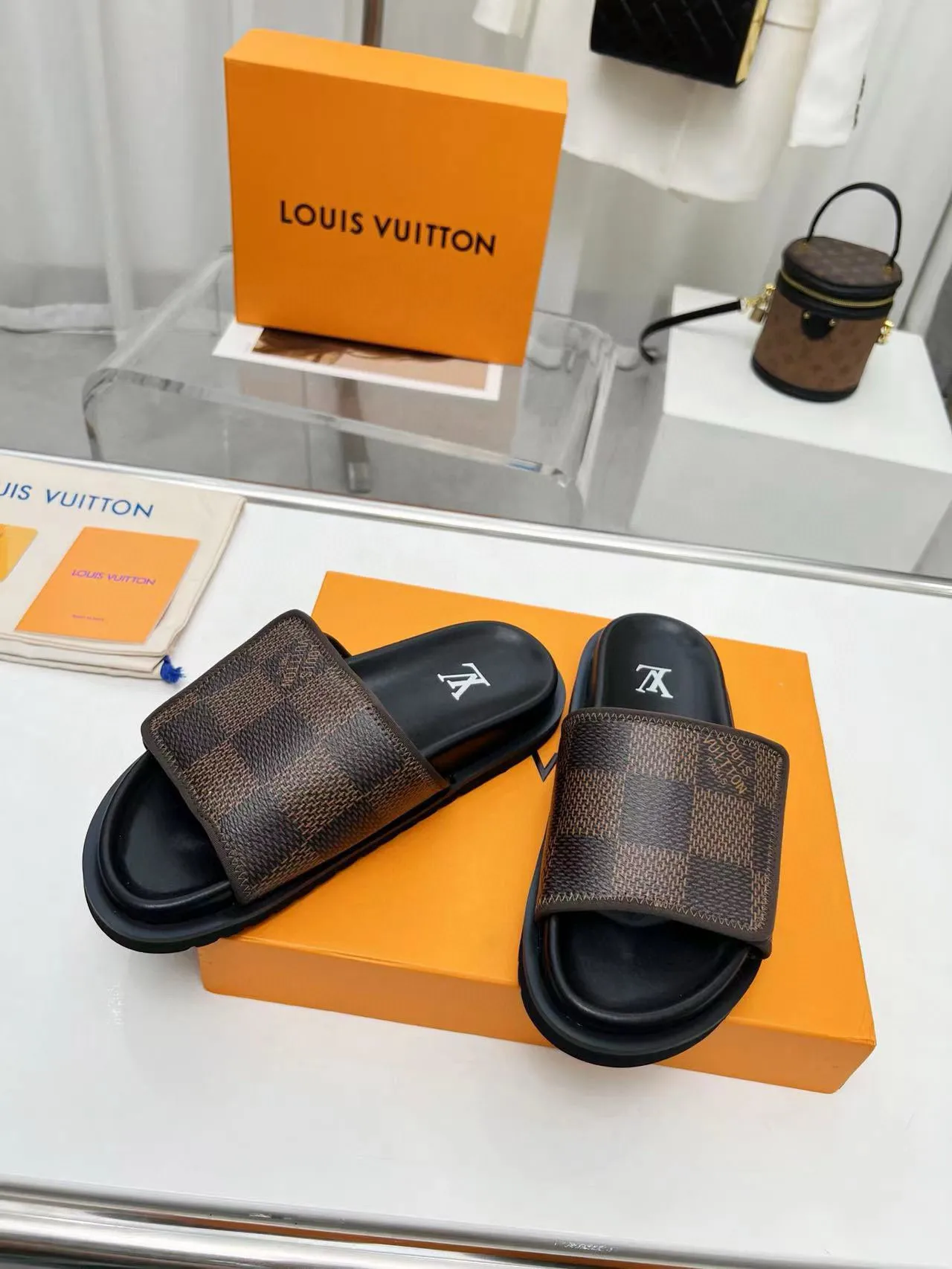 Factory price: 280💰LV luxury trainer slippers, made of first-layer calfskin, light and comfortable. The upper straps feature monogram embossing. Brings a unique color splicing effect. The precise fit of the insole and fine-grained rubber outsole are inspired by lv trainer size: 38-45